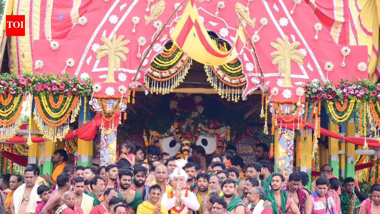 Lakhs pull sibling deities’ chariots on their journey back home