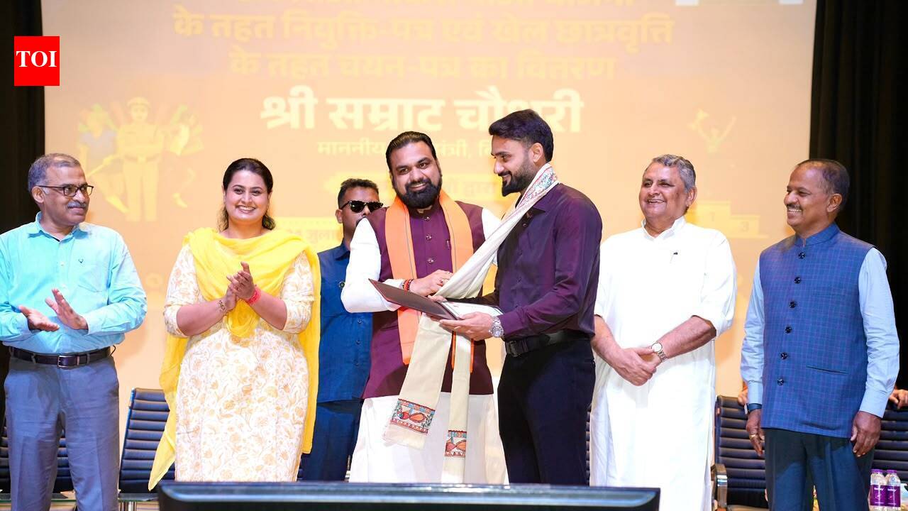Pacers Akashdeep, Mukesh among 19 medal-winners to get job letters
