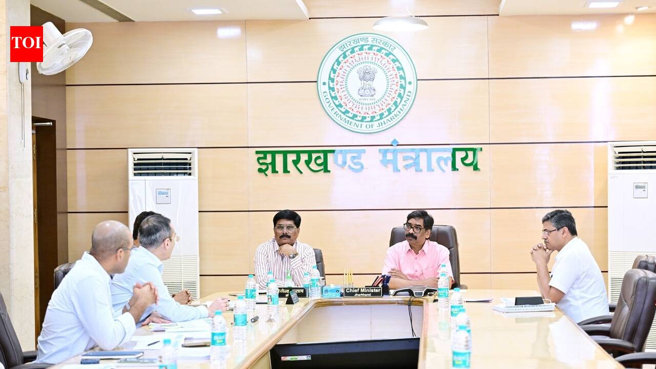 Hemant orders crackdown on illicit liquor, advises tech for transport