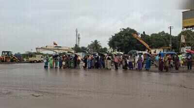 No shelter, no bus bay: Gabbur Cross emerges as safety nightmare