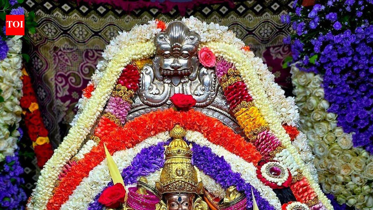 Chamundi Hills draws thousands for Ashadha Friday puja