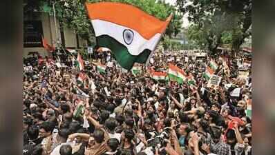 3,000 brave rain & threat of crackdown, converge on Shivaji Park