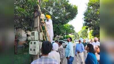 After 15-day notice goes unheeded, Mohali councillor leads cable cleanup drive