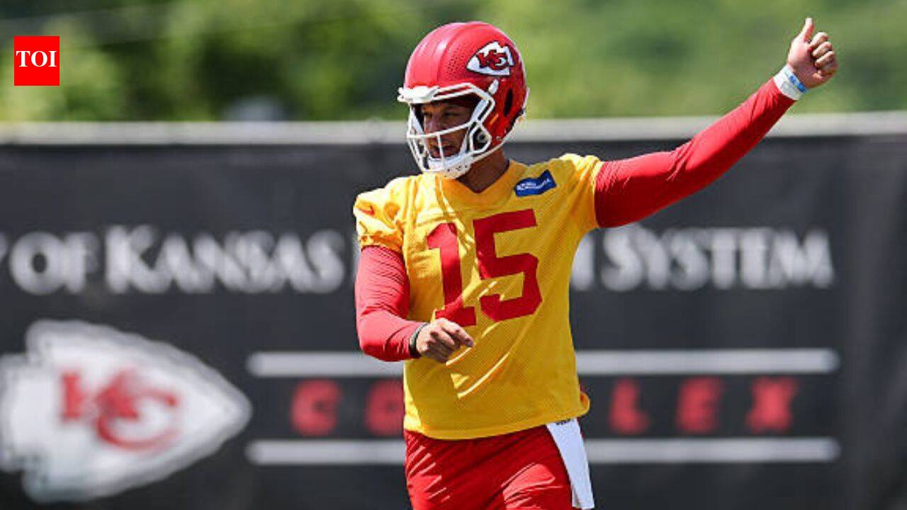 Why did Patrick Mahomes credit Tom Brady and two other NFL veterans for helping him through ACL rehab?
