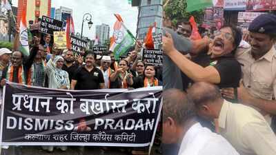 Congress stages rasta roko in Kalyan over police action on Jantar Mantar protesters
