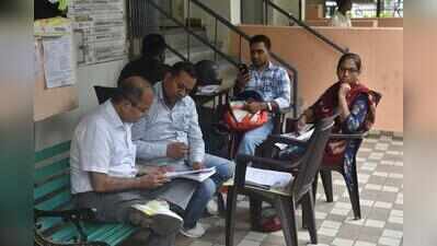 Same door-to-door model, different results: Why SIR lagged behind Census