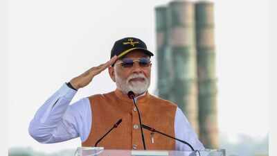 'Gratitude to brave soldiers': PM Modi pays tribute to Kargil heroes on 27th Vijay Diwas