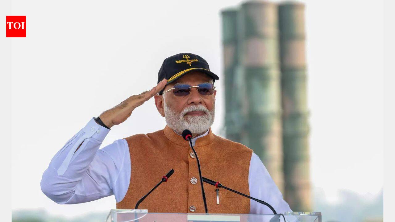'Gratitude to brave soldiers': PM Modi pays tribute to Kargil heroes on Vijay Diwas