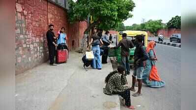 JLN Marg-Shanti Path crossing turned into unauthorised bus stop
