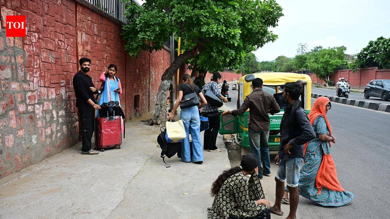 JLN Marg-Shanti Path crossing turned into unauthorised bus stop
