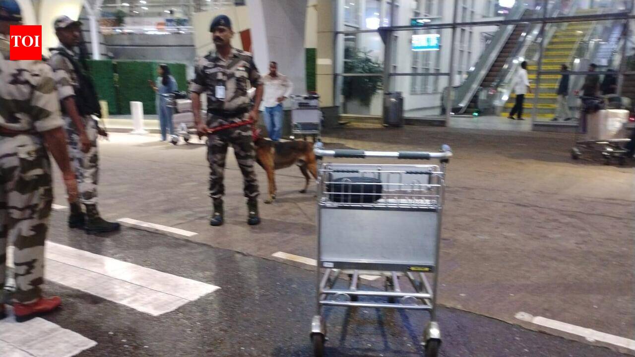 CISF returns unattended purse, gold ring to passenger at Mangaluru airport