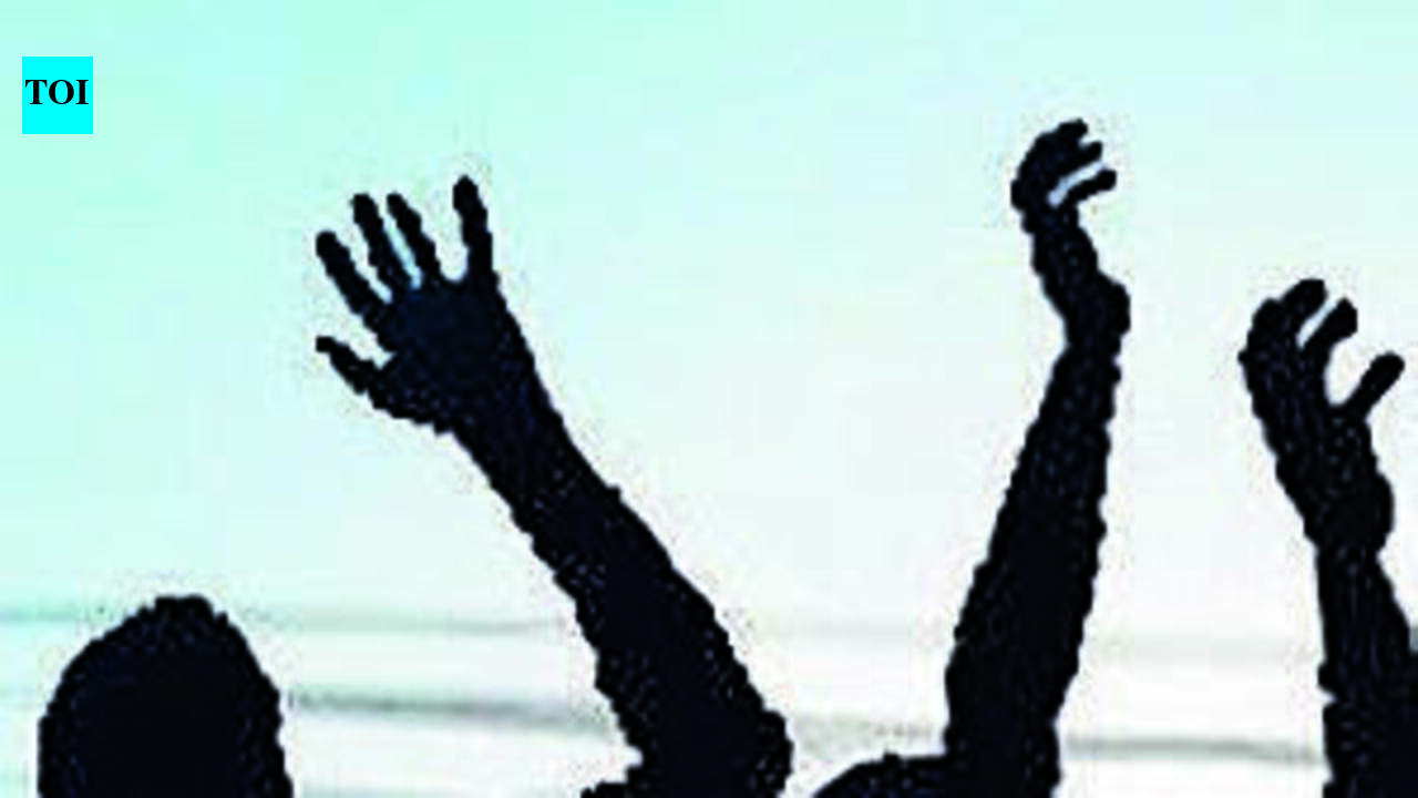 11 fishermen rescued after canoe capsizes off Majorda