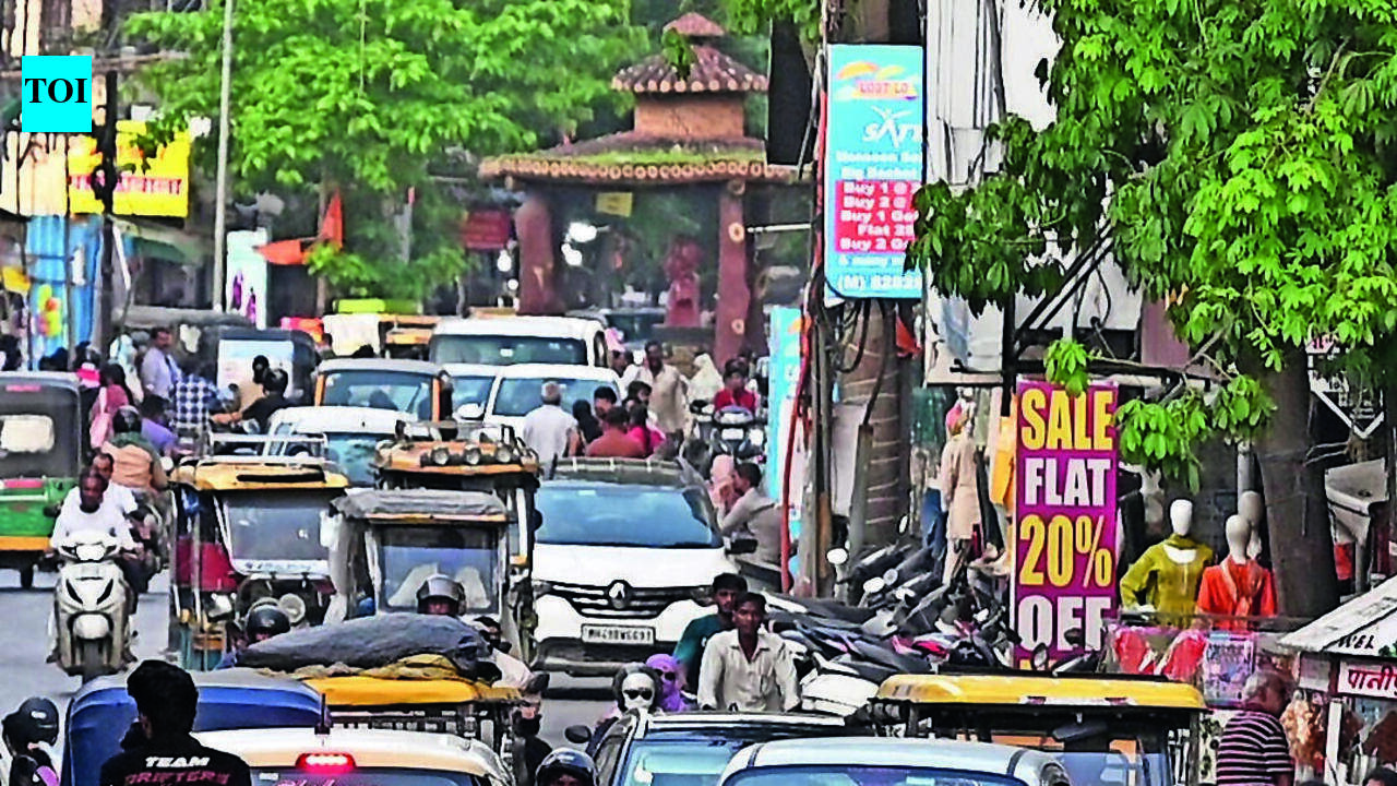 Mahal dreads traffic congestion as festive shopping season begins