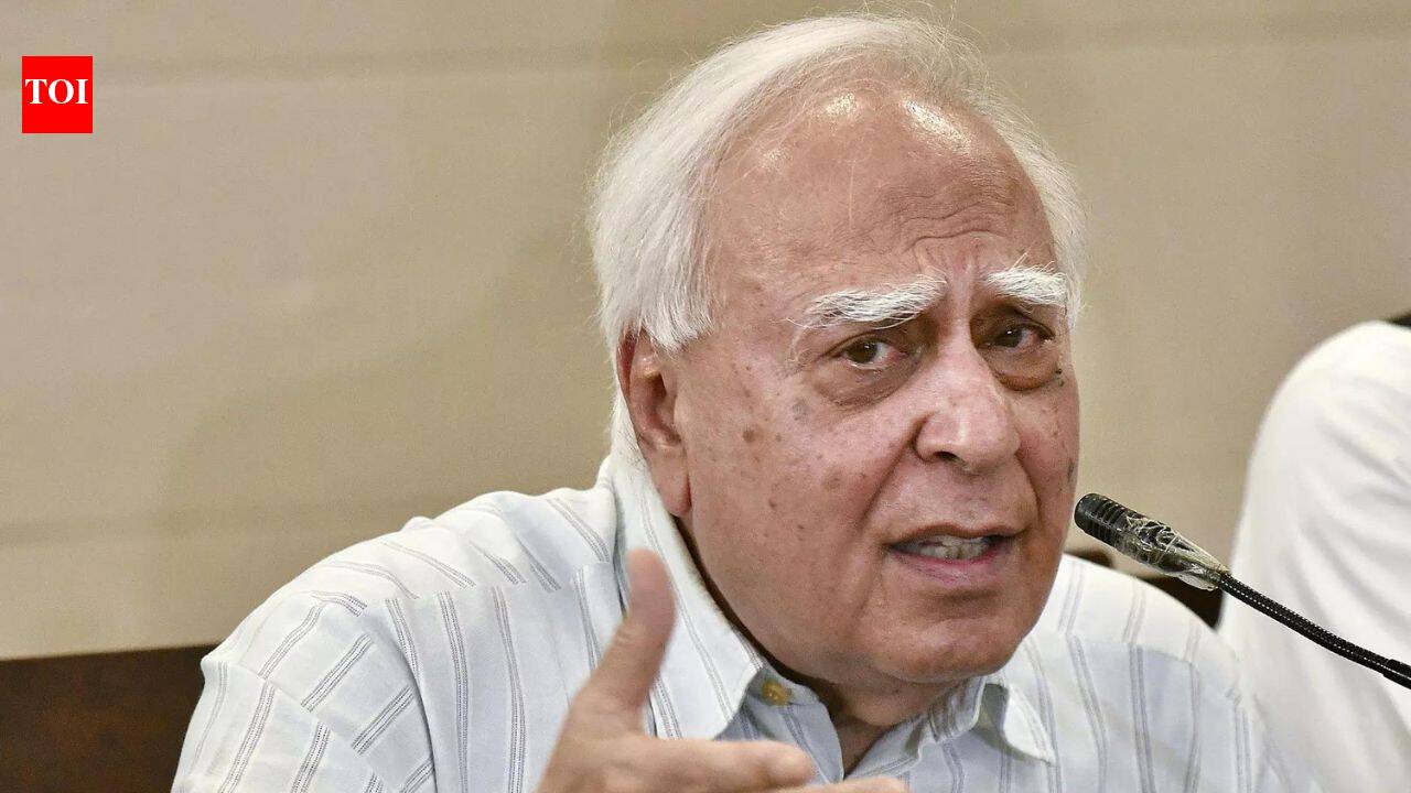 दलबदल कानून के 'मर्जर' प्रावधान पर सुप्रीम कोर्ट सख्त, कपिल सिब्बल की याचिका पर केंद्र को नोटिस