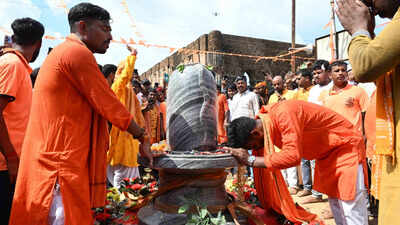 Hindu outfit installs Shivling near mosque in West Bengal