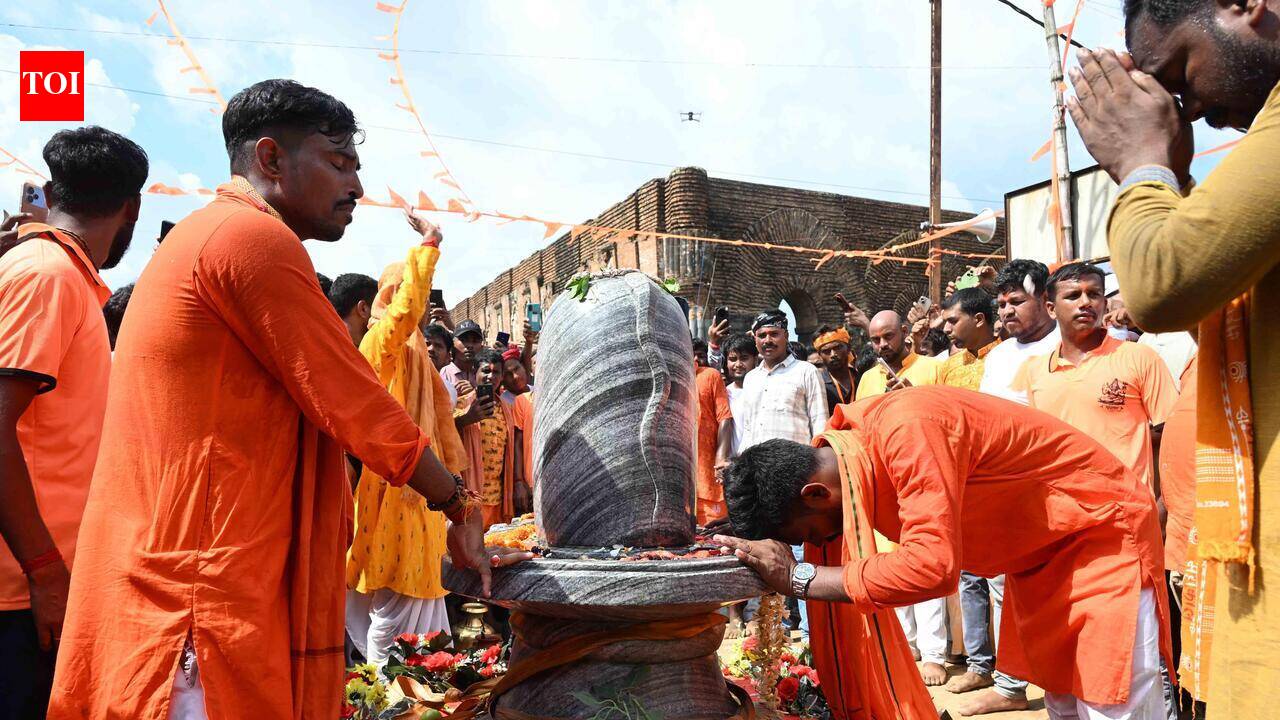 Hindu outfit installs Shivling near mosque in West Bengal