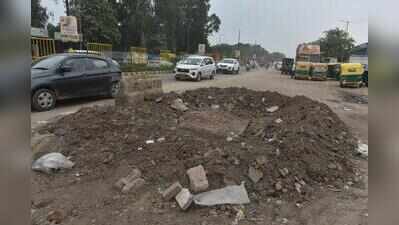 Traffic crawls as Old Delhi-Gurgaon Road chokes under civic neglect