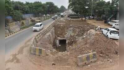 Traffic crawls as Old Delhi-Gurgaon Road chokes under civic neglect