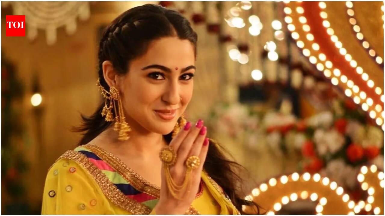 Sara Ali Khan visits Gurdwara Bangla Sahib in Delhi with best friend Sara Vaisoha