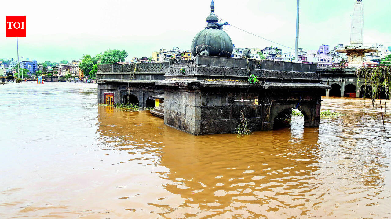 Godavari remains swollen in Nashik, Dutondya Maruti idol stays partially submerged