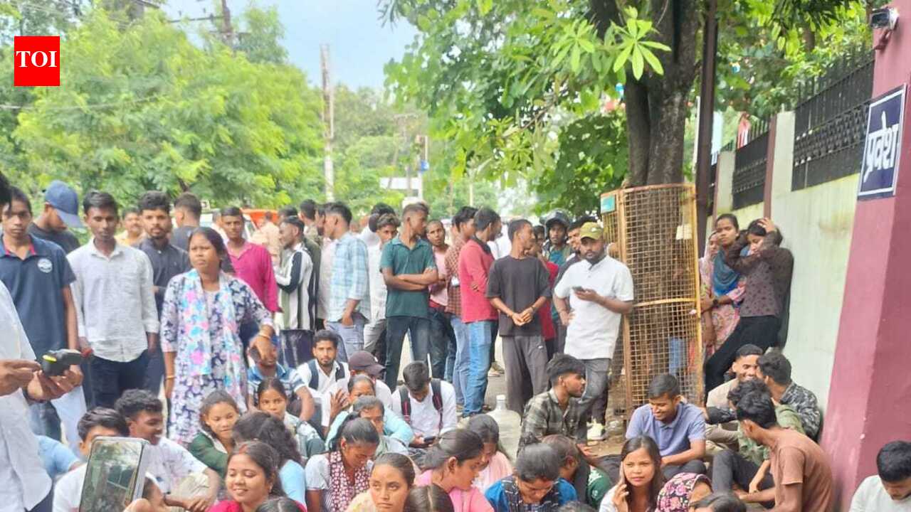 Job aspirants protest outside Bokaro DC office