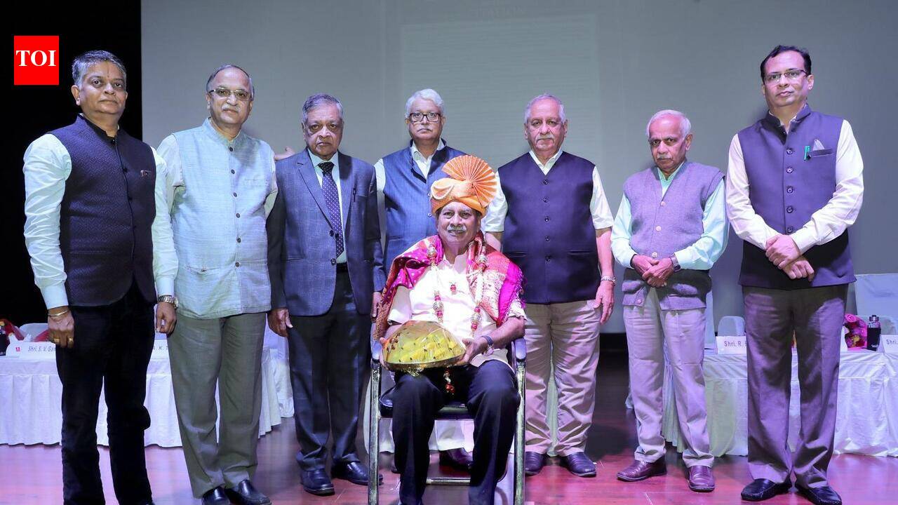 KLS Gogte College felicitates alumnus Prabhakar Kore