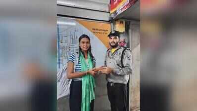 Ahmedabad: AMC staff help bus passenger recover lost purse