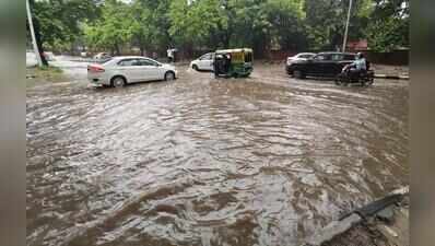 Chaos unleashed as commuters struggle on waterlogged roads