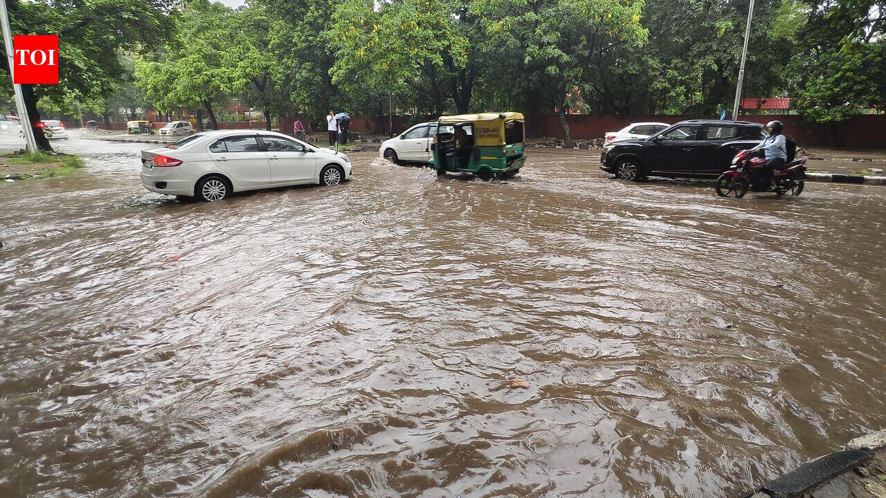 Chaos unleashed as commuters struggle on waterlogged roads