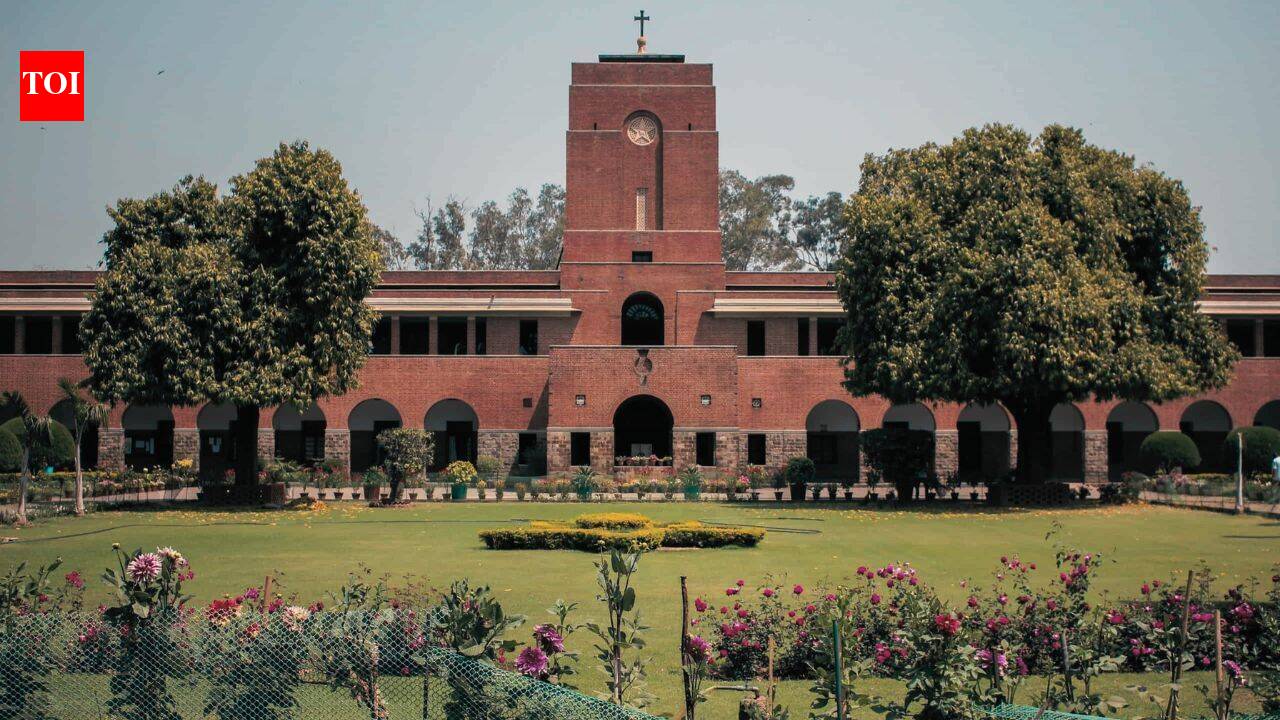 'No shorts' sparks protest at DU's St Stephen's College on first day of new session