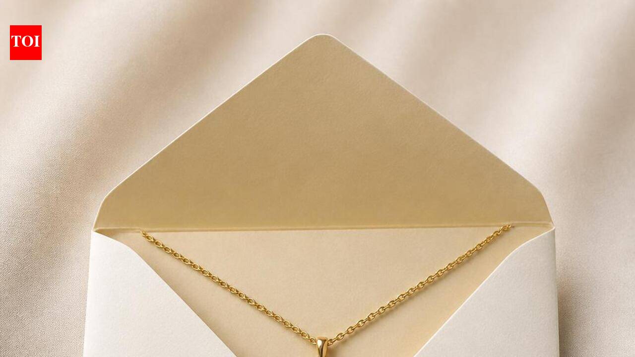 ‘Customs officer’ steals gold jewellery worth ₹12 lakh at Chennai airport