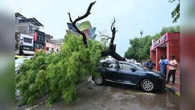 Heavy rain cools Jaipur, floods roads and disrupts traffic
