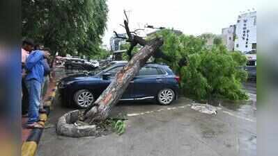 Heavy rain cools Jaipur, floods roads and disrupts traffic