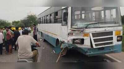 3 die in collision between ST bus, rickshaw