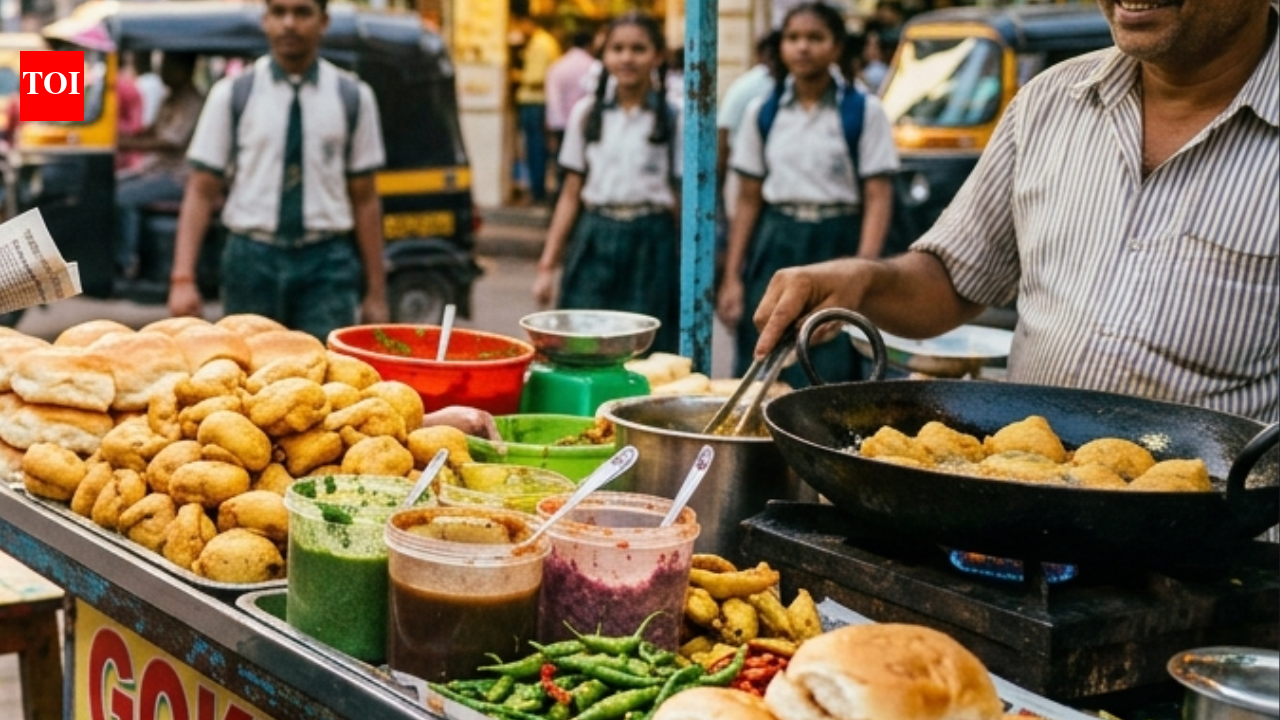 महाराष्ट्र: शाळांच्या बाहेर वडापाव किंवा समोसा विक्रीस बंदी; मुख्याध्यापक, व्यवस्थापनाविरुद्ध कारवाईसाठी तयारी