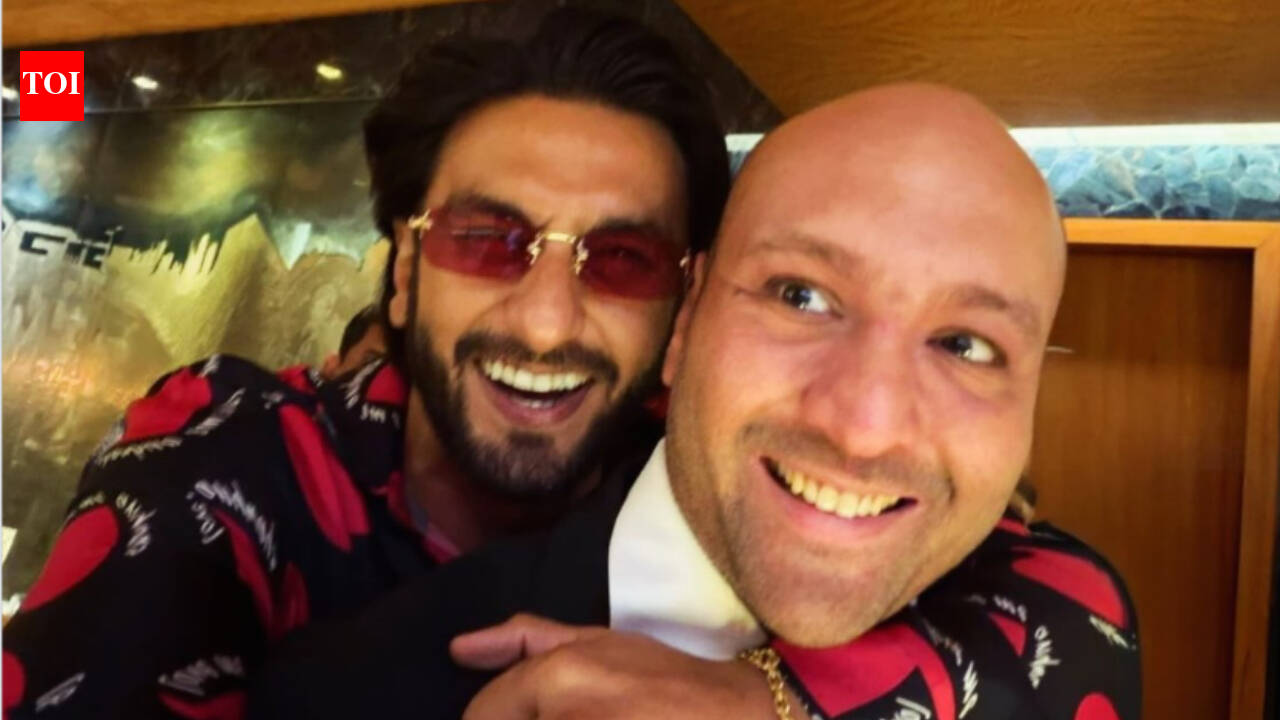 Ranveer Singh poses with 'Indian Trump' Avinash Agarwal from 'India's Got Latent 2'; comedian roasts actor in caption, 'Thanks for wearing men's clothes'