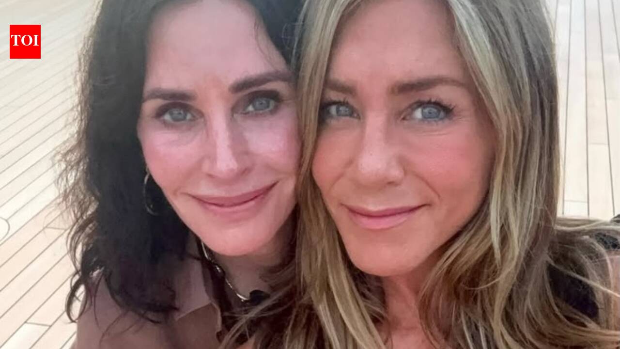 Jennifer Aniston and Courteney Cox vacation in Spain with Pedro Pascal and Jim Curtis