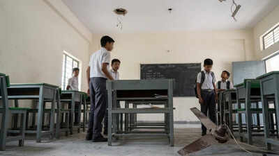 Ceiling fan falls in Delhi govt school, videos go viral