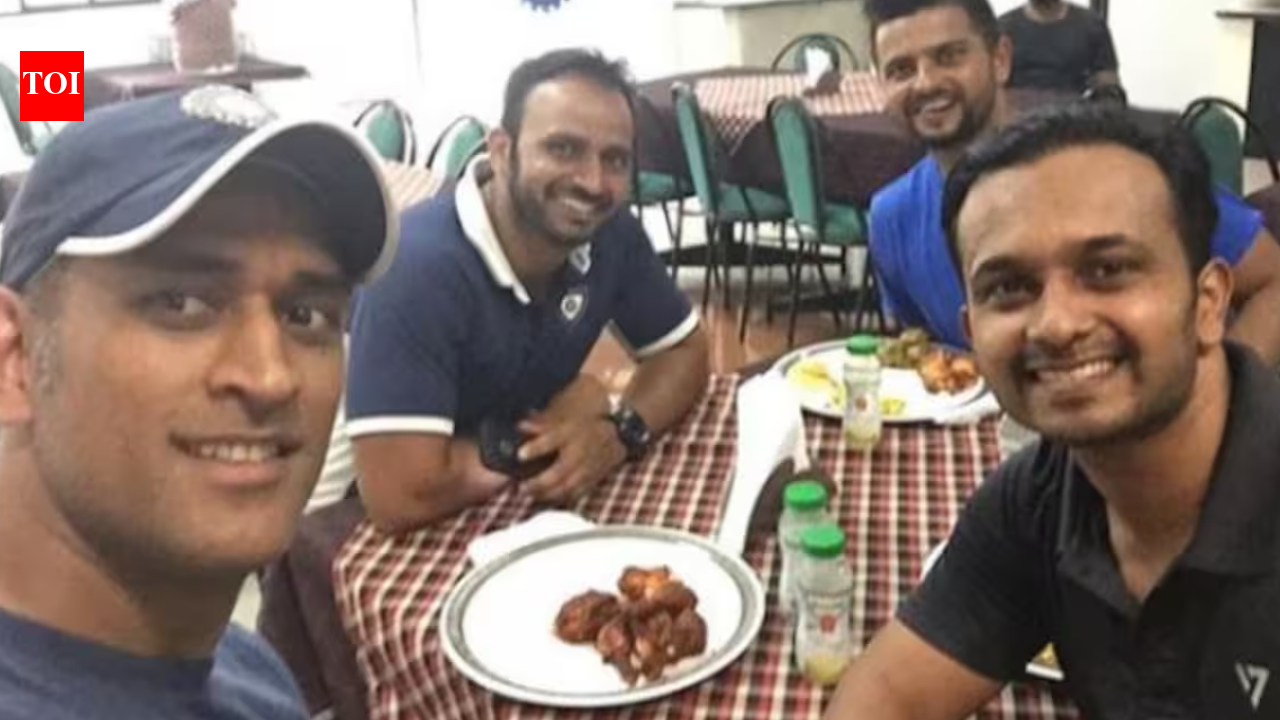 MS Dhoni loves butter chicken, but the way he eats it is so unusual that even Robin Uthappa couldn't help talking about it