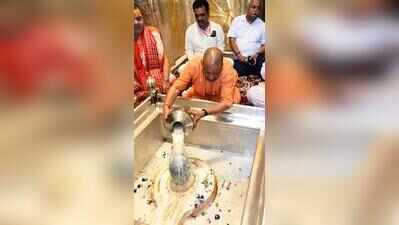 CM performs ‘Jalabhishek’ at KVT, reviews Shrawan preps