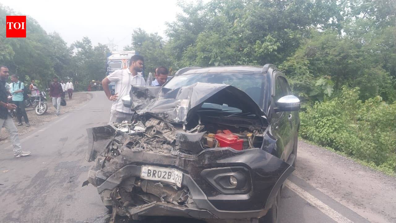 12 injured as bus, SUV collide in Chatra