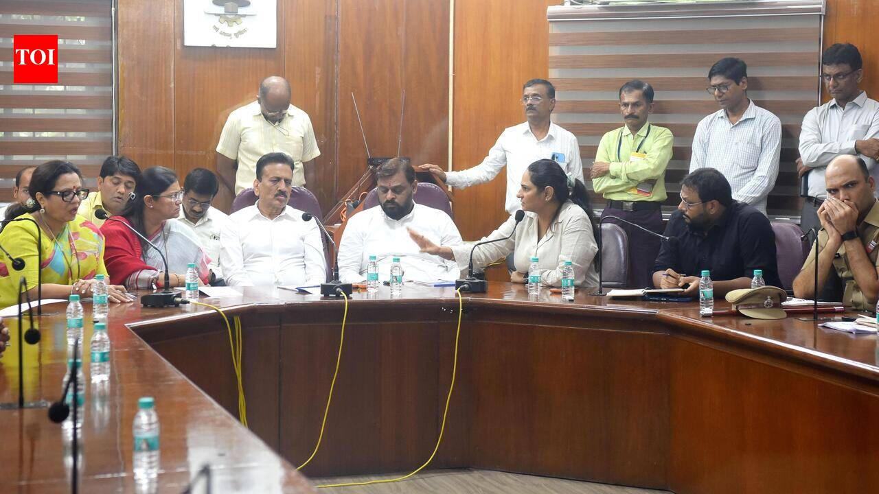 Fix potholes in a week or face action, Kumbh minister Mahajan warns NMC