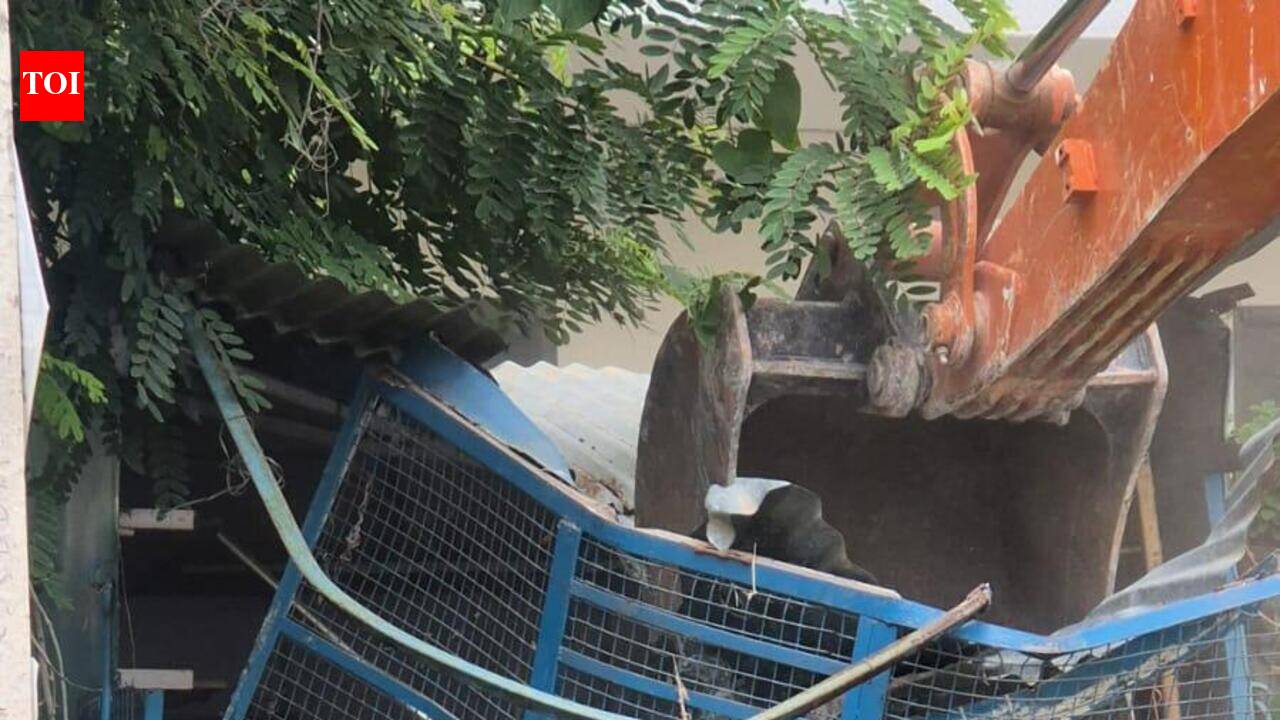 4 illegal Saras Dairy booths removed in footpath drive