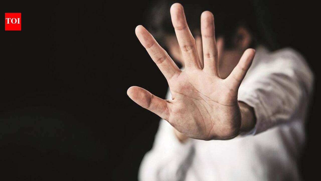 Woman seeks Abhayam help after ex boyfriend threatens to make pictures public