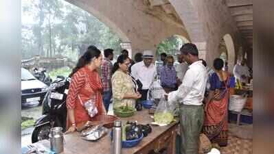 Junagadh’s Sunday market: Building bond with chemical-free food