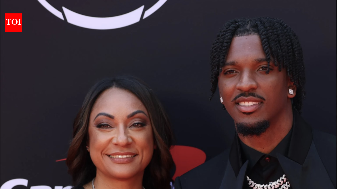 Fact Check: Is the viral photo of Jayden Daniels' mother piggybacking on him real or AI-generated?