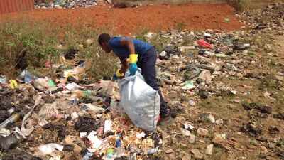 Ghana's capital discards 300 tons of plastic per day, now they mix it with sand and use it as street paving that is cheaper than concrete