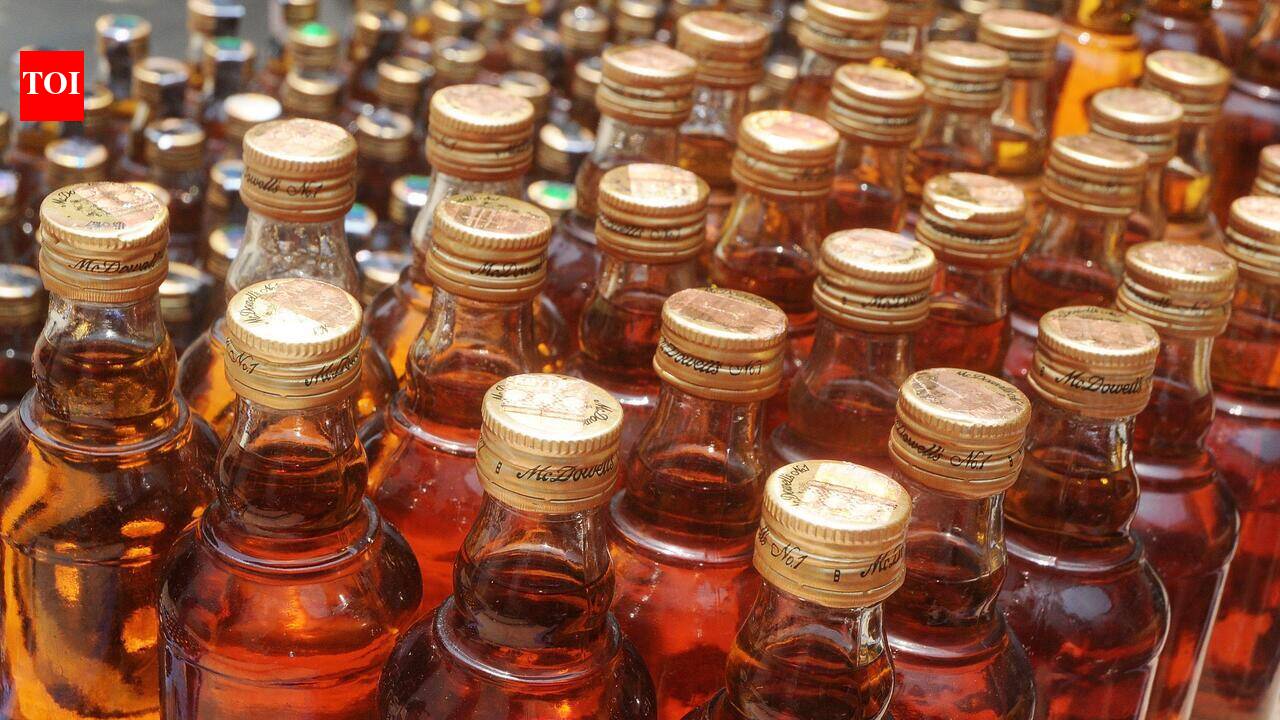 3 women held with liquor on train at Buxar