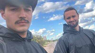 Two French friends hitchhiked 5,000km across Australia with cardboard signs; strangers bought them a tent, sleeping bags and food
