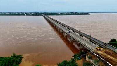 Godavari eases after peaking at Bhadrachalam, but third flood warning remains in force
